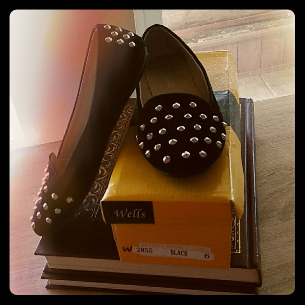 Black stud flats